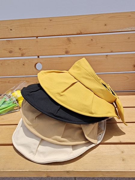 Дамска шапка с голяма козирка и панделка