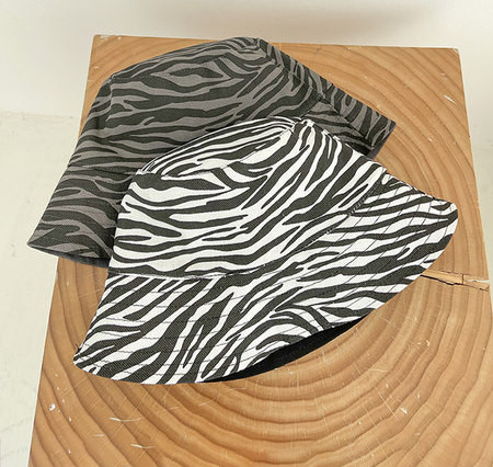 Дамска шапка тип идьотка подходяща за ежедневието