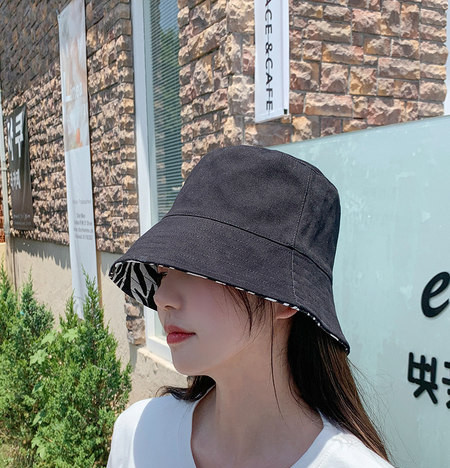 Дамска шапка тип идьотка подходяща за ежедневието