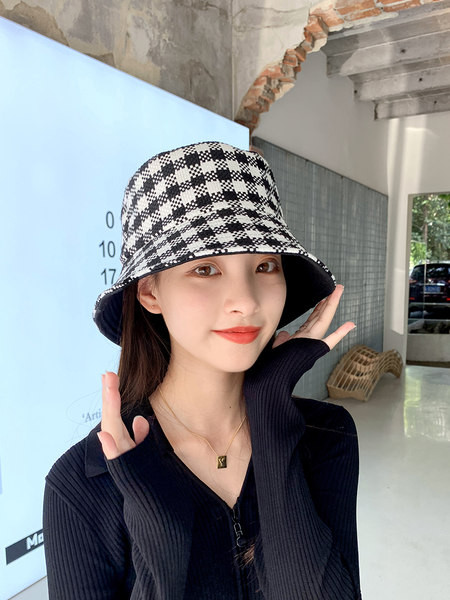 Дамска шапка тип идьотка подходяща за ежедневието