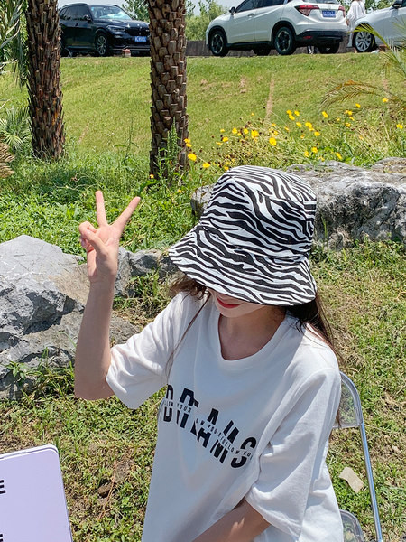 Дамска шапка тип идьотка подходяща за ежедневието