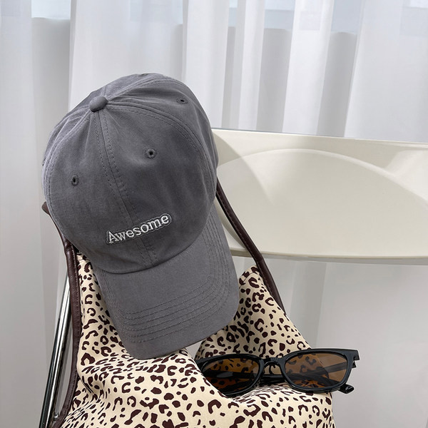 Дамска ежедневна шапка с козирка и надпис