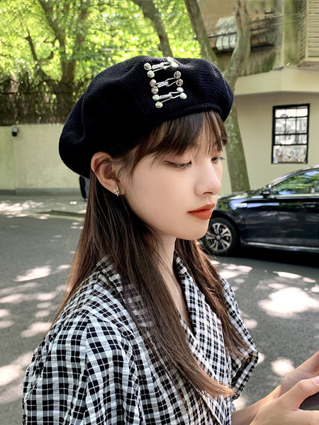 Дамска шапка тип барета с метална  декорация