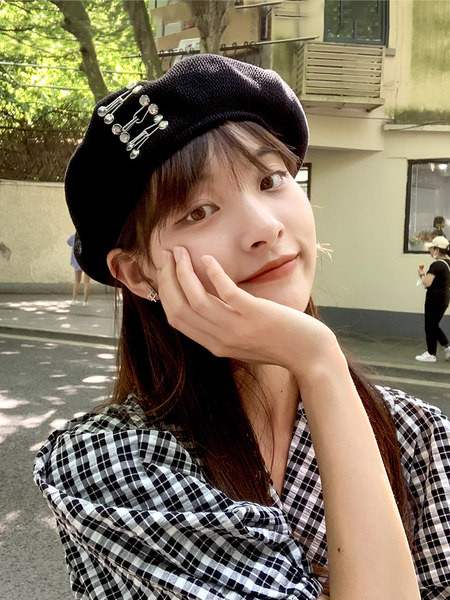 Дамска шапка тип барета с метална  декорация