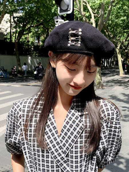 Дамска шапка тип барета с метална  декорация