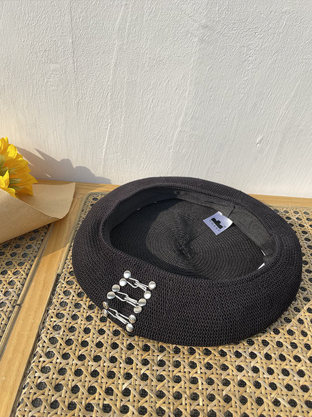 Дамска шапка тип барета с метална  декорация