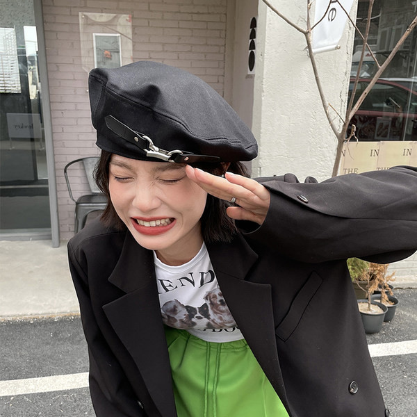 Дамска шапка с метален елемент