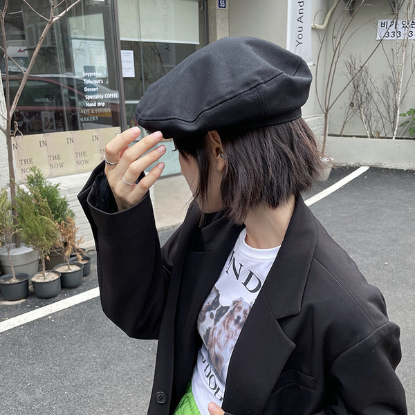 Дамска шапка с метален елемент