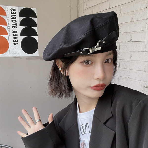 Дамска шапка с метален елемент