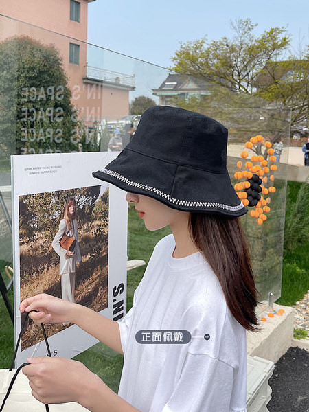 Дамска платнена шапка с периферия 