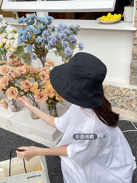 Дамска платнена шапка с периферия 