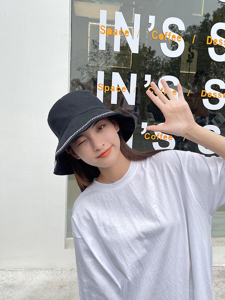 Дамска платнена шапка с периферия 