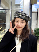 Дамска карирана шапка в два цвята