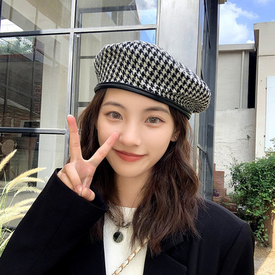 Дамска карирана шапка в два цвята