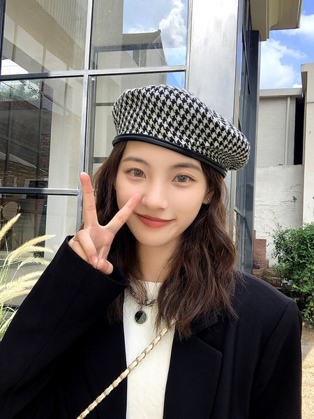 Дамска карирана шапка в два цвята