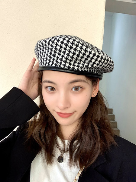 Дамска карирана шапка в два цвята