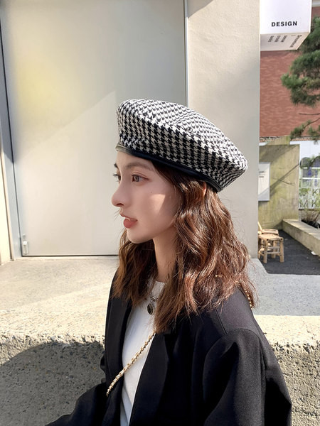 Дамска карирана шапка в два цвята