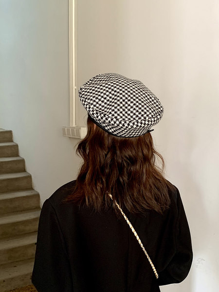 Дамска карирана шапка в два цвята