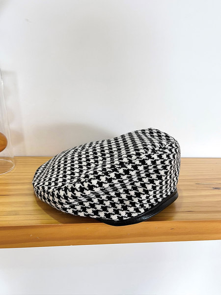 Дамска карирана шапка в два цвята