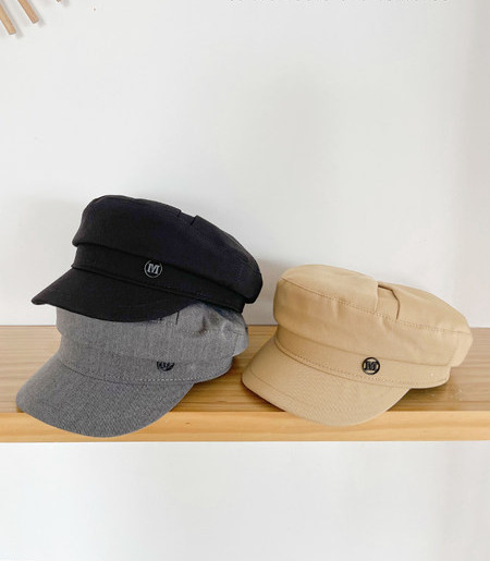 Текстилна шапка барета с метална декорация