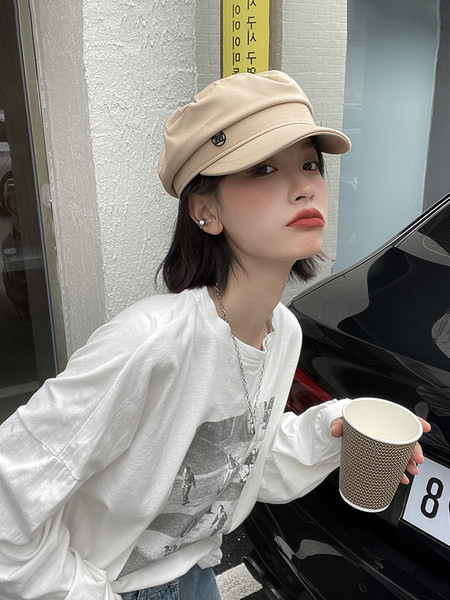 Текстилна шапка барета с метална декорация