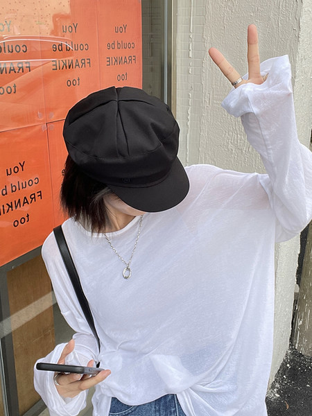 Текстилна шапка барета с метална декорация