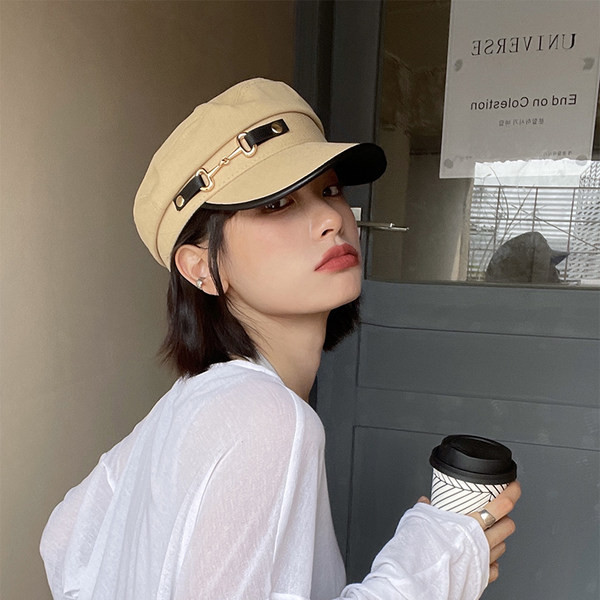 Дамска ежедневна шапка с метални елементи