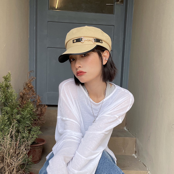 Дамска ежедневна шапка с метални елементи