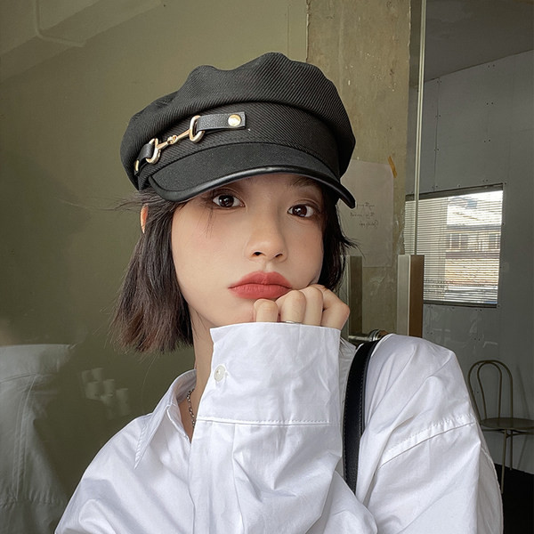 Дамска ежедневна шапка с метални елементи