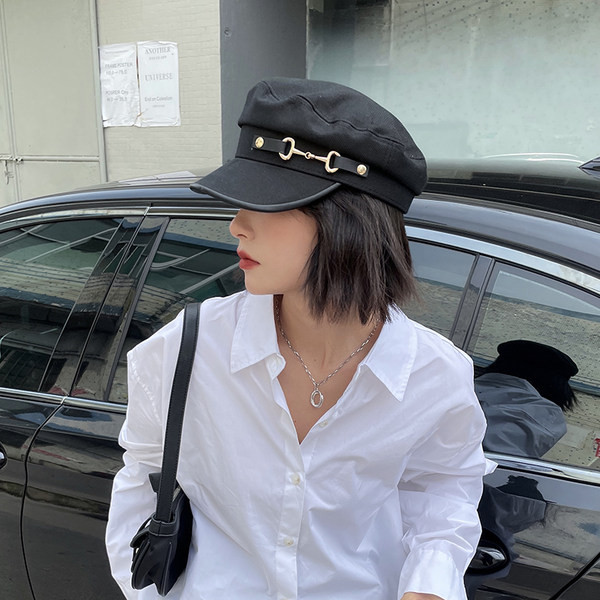 Дамска ежедневна шапка с метални елементи