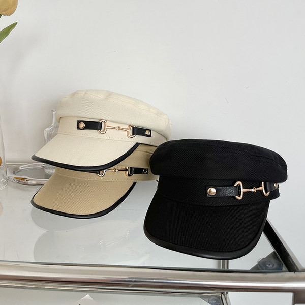 Дамска ежедневна шапка с метални елементи