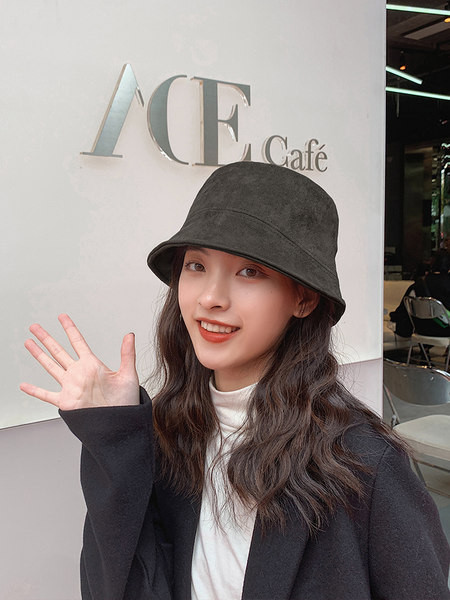 Дамска шапка тип рибарска от еко велур 