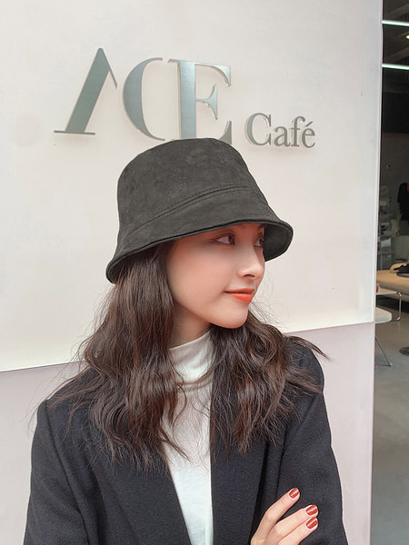 Дамска шапка тип рибарска от еко велур 