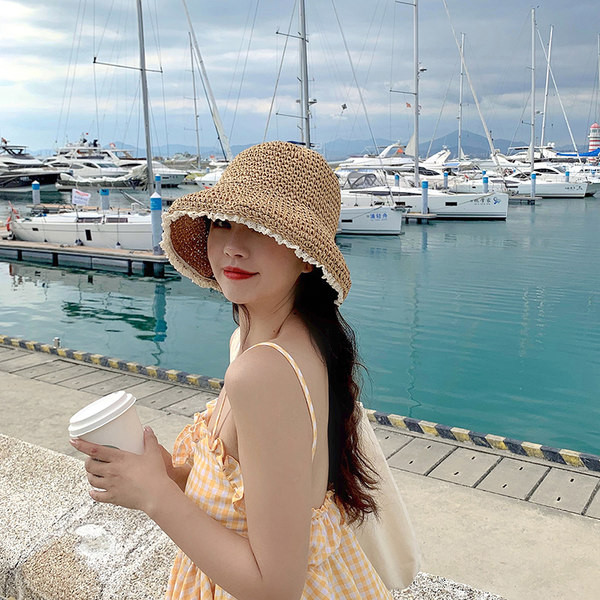 Плетена дамска шапка в два цвята