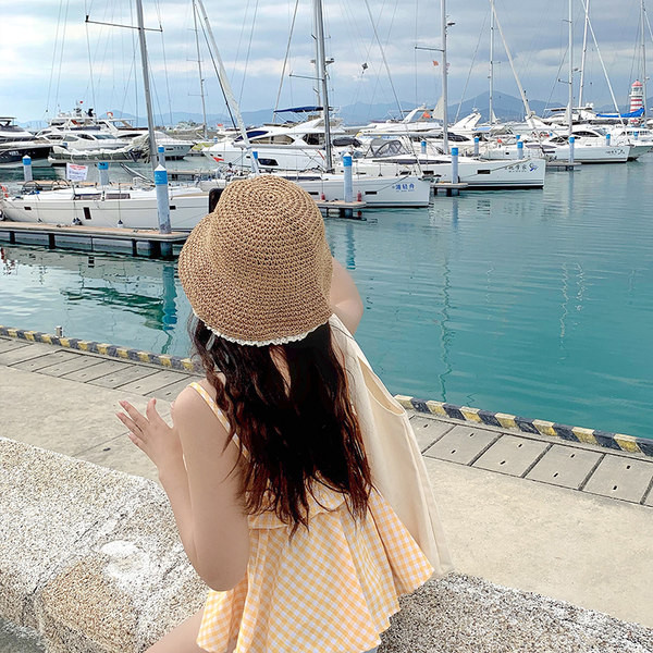 Плетена дамска шапка в два цвята