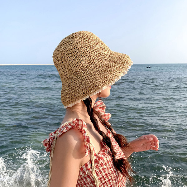 Плетена дамска шапка в два цвята