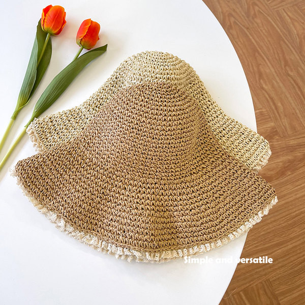 Плетена дамска шапка в два цвята