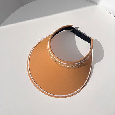 Дамска шапка с - козирка и надпис