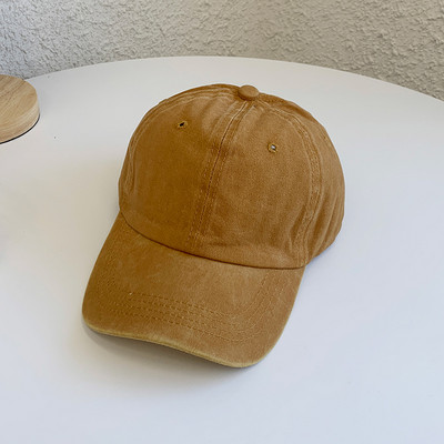 Дамска шапка - с козирка