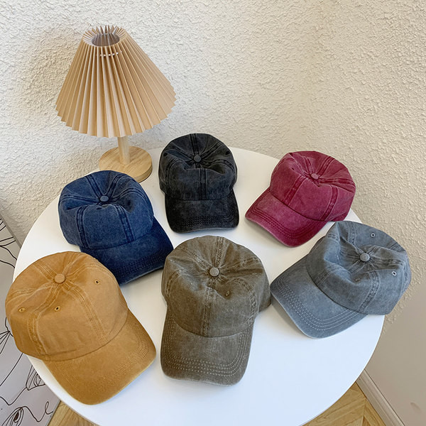 Дамска шапка - с козирка