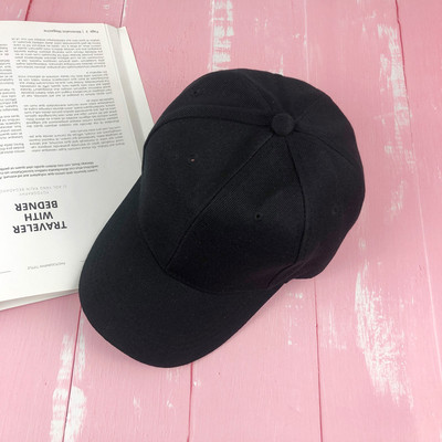 Дамска шапка с козирка изчистен модел