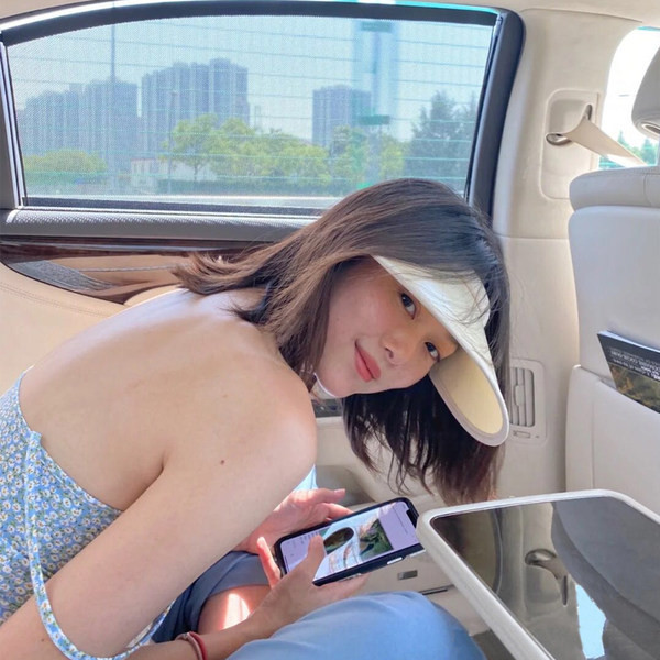 Дамска козирка в бежов цвят 