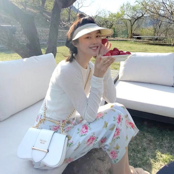 Дамска козирка в бежов цвят 