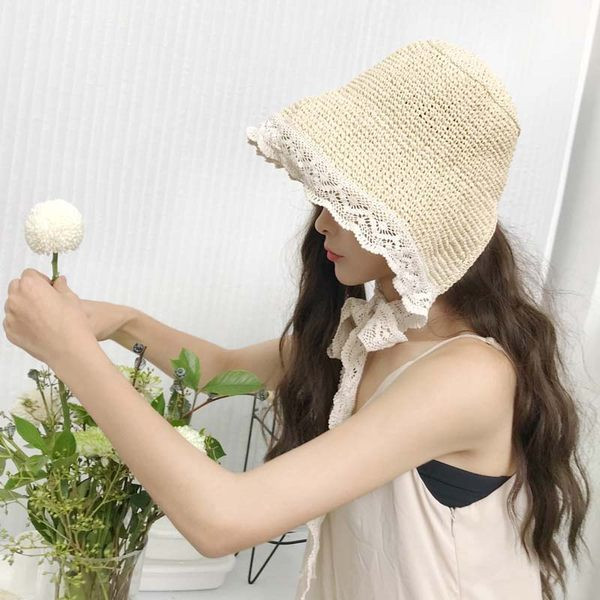 Лятна плетена шапка с дантела