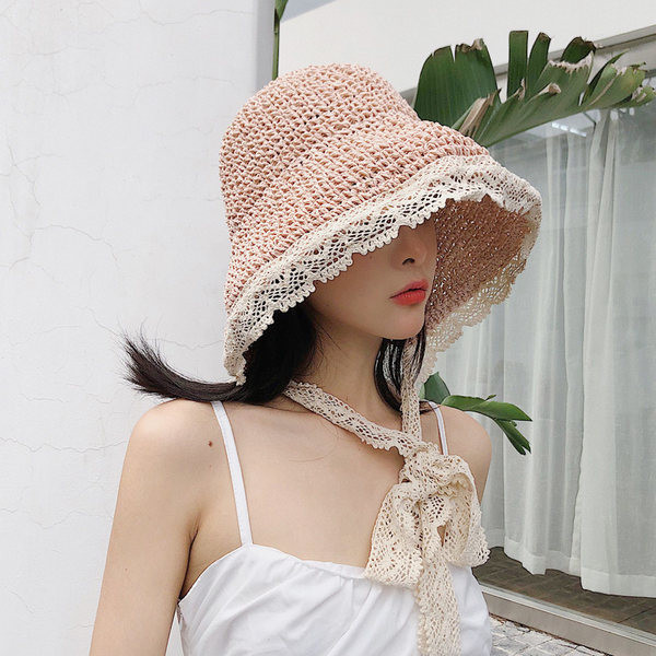 Лятна плетена шапка с дантела