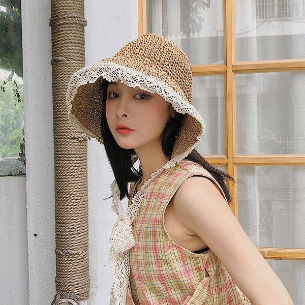 Лятна плетена шапка с дантела