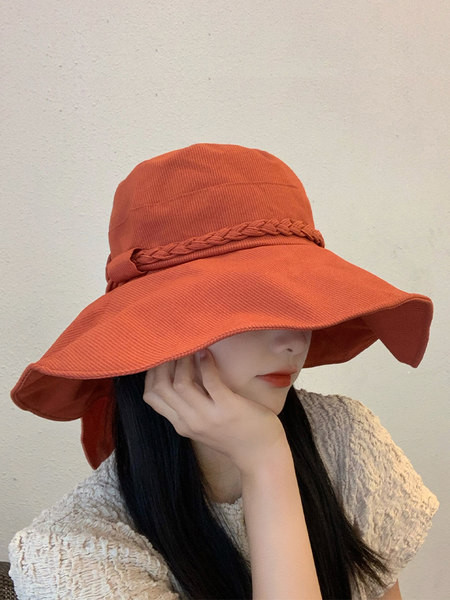 Дамска ежедневна шапка с голяма периферия и панделка 