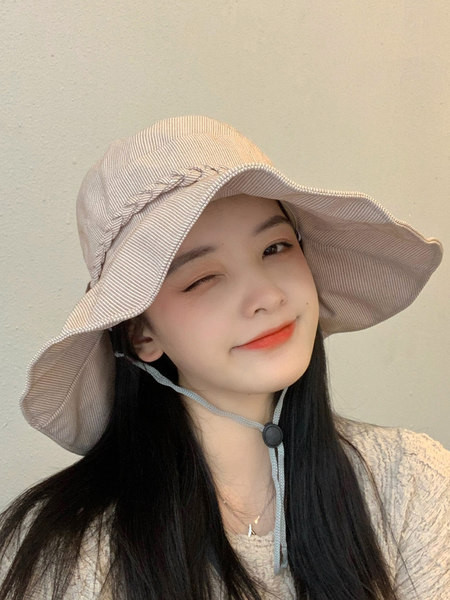 Дамска ежедневна шапка с голяма периферия и панделка 