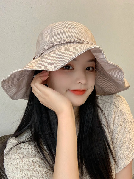 Дамска ежедневна шапка с голяма периферия и панделка 