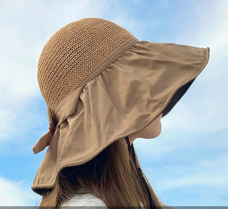 Сламена шапка с широка периферия и панделка